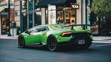 Sebuah mobil sport hijau cerah diparkir di jalan.