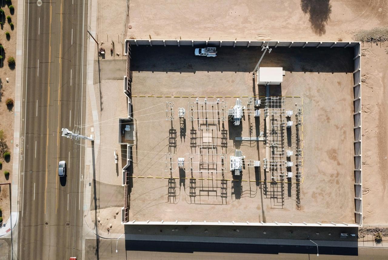 Pemandangan atas mesin atap dan jalan.