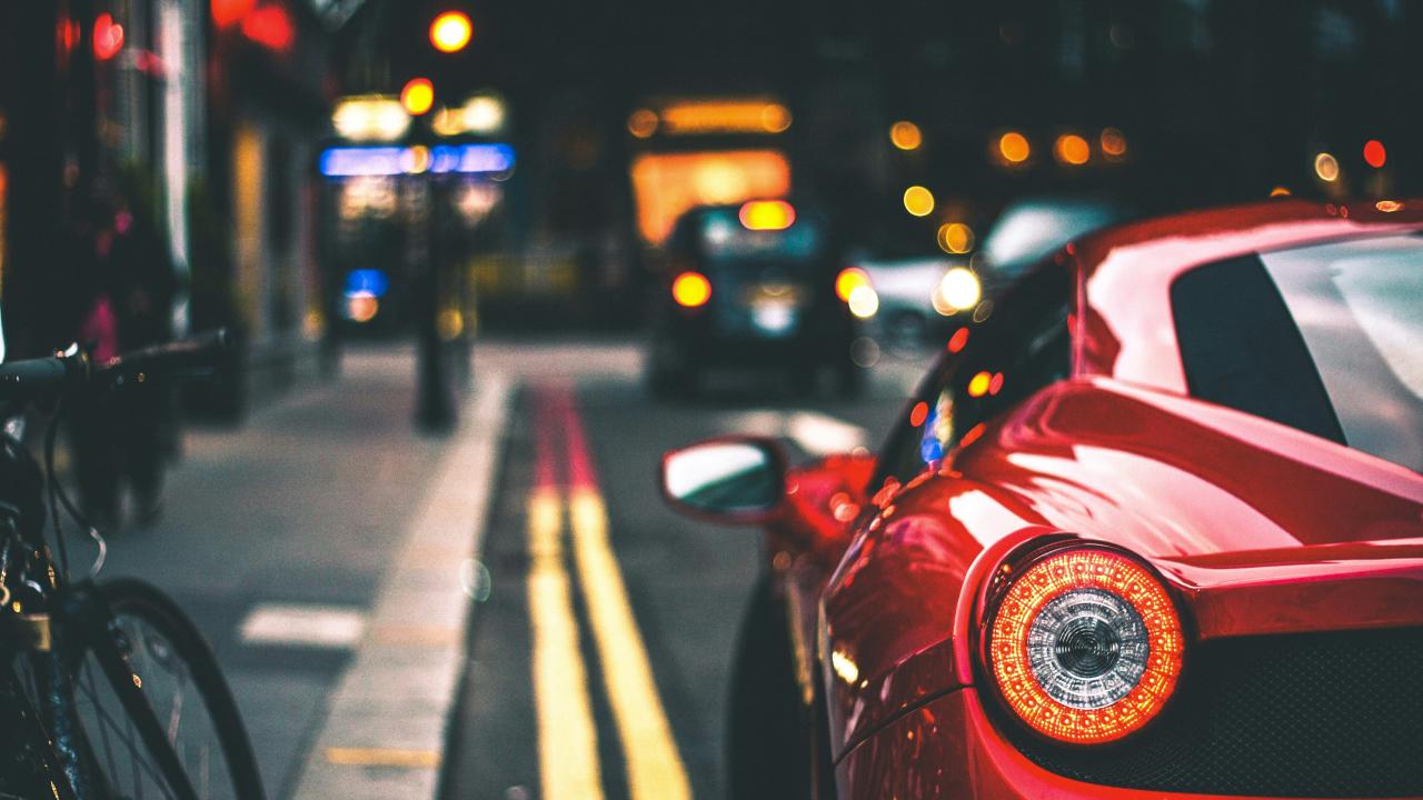 mobil merah di jalan