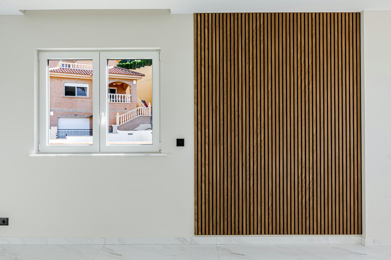 Kamar modern dengan panel kayu dan jendela