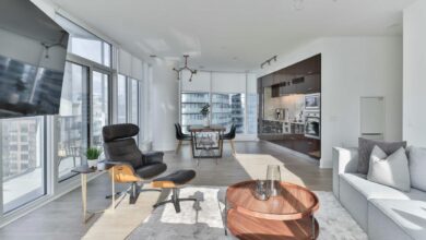 Ruang tamu yang dipenuhi dengan furnitur dan TV layar datar