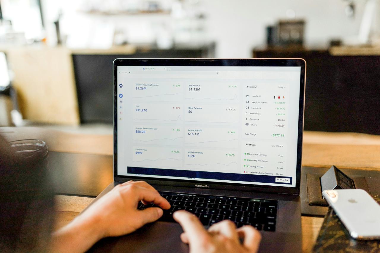 orang yang menggunakan MacBook pro