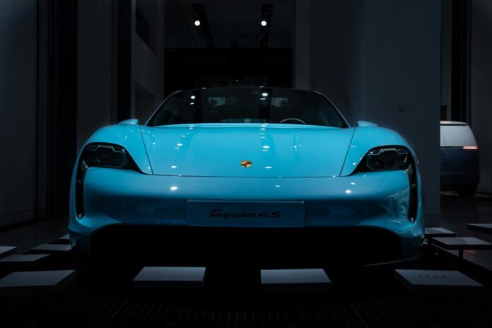 Porsche 911 teal diparkir di garasi