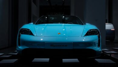 Porsche 911 teal diparkir di garasi