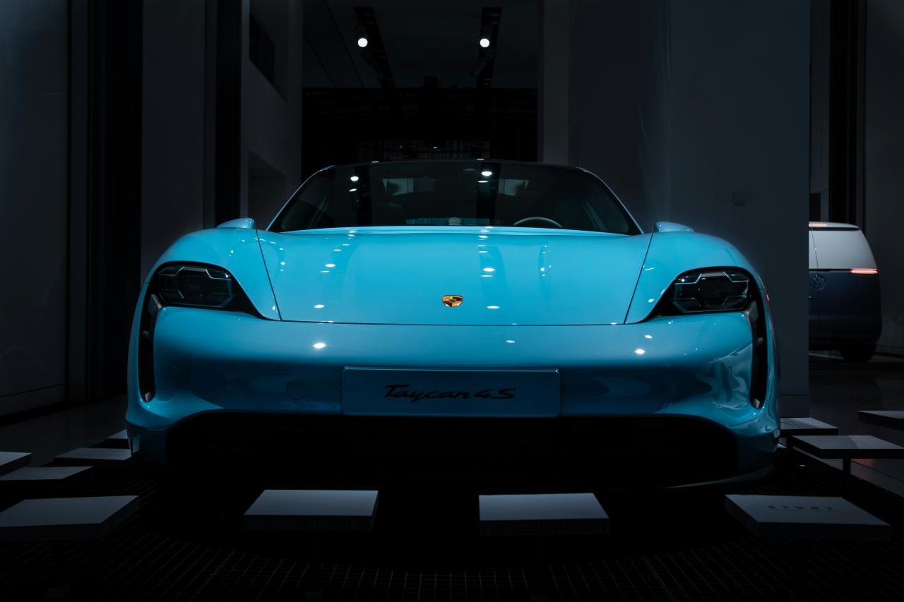 Porsche 911 teal diparkir di garasi