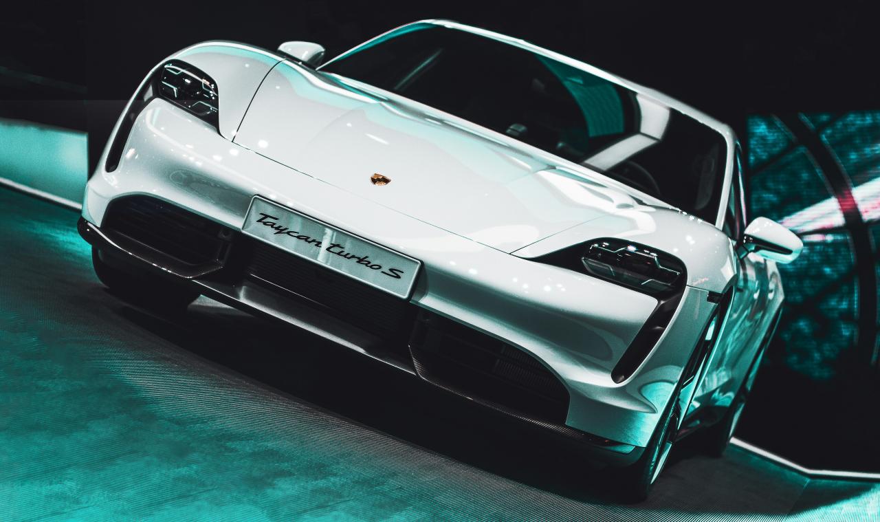 Fotografi sudut rendah White Coupe