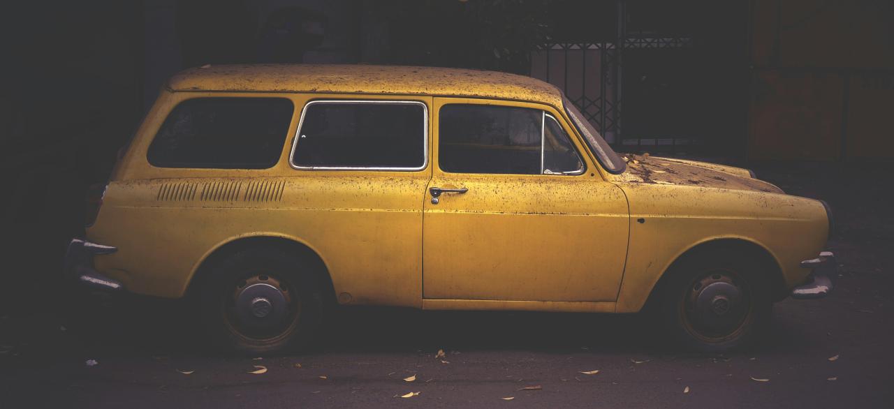 station wagon kuning yang diparkir
