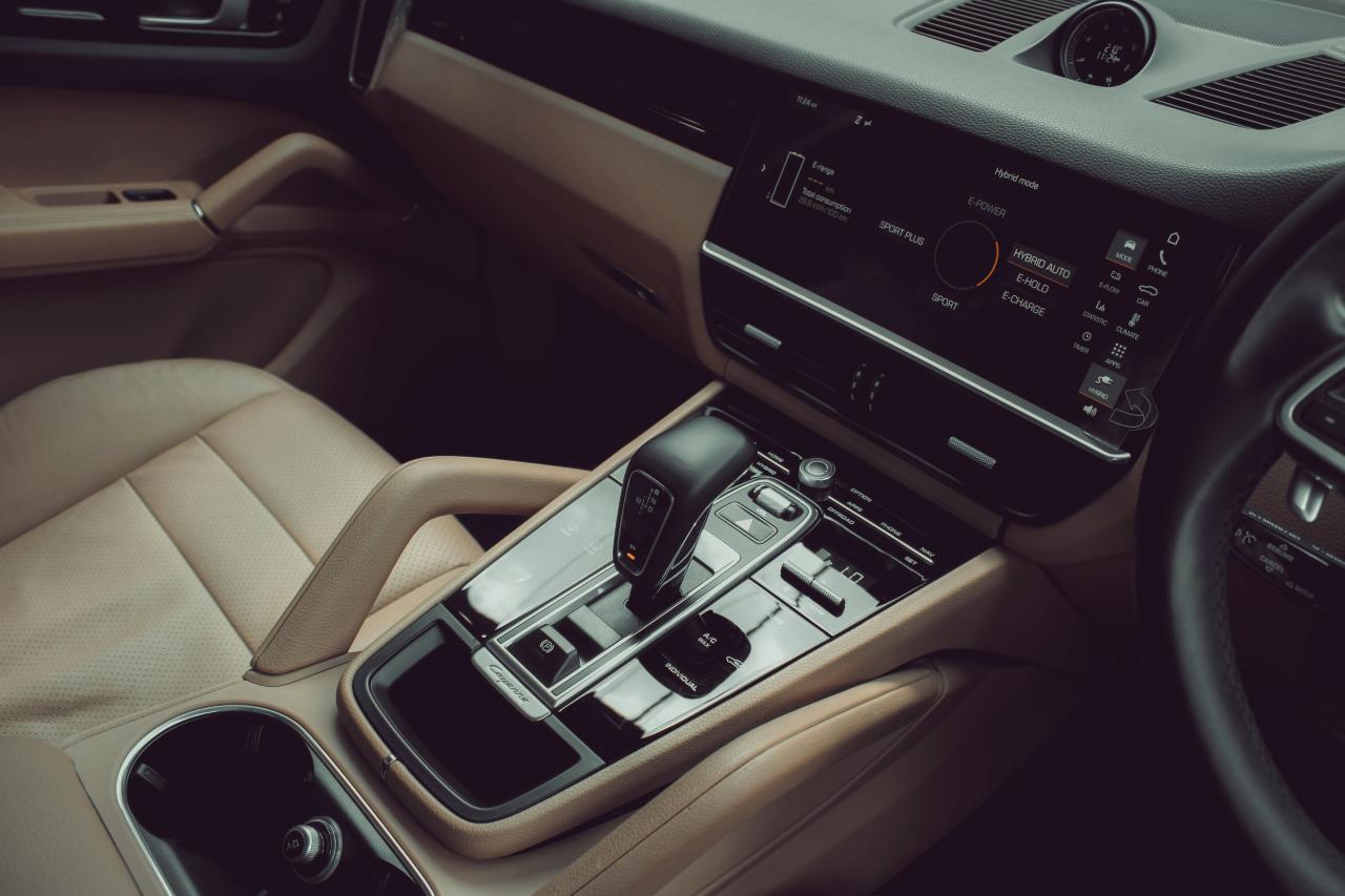 interior mobil dengan roda kemudi dan dasbor