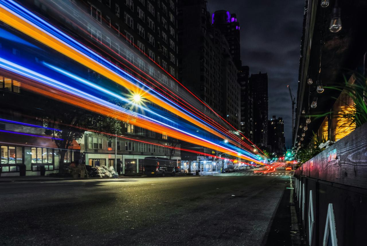 Jalan kota yang dipenuhi dengan banyak lalu lintas di malam hari