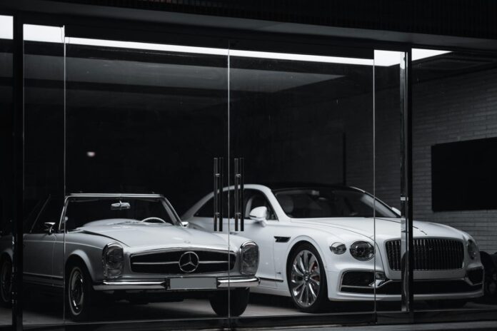 Mercedes Benz Coupe putih diparkir di depan gedung hitam