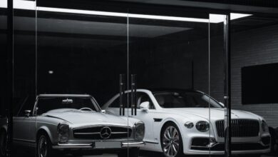 Mercedes Benz Coupe putih diparkir di depan gedung hitam